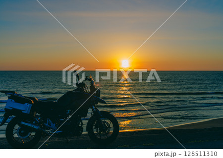 日本海に沈む夕陽とバイク 日本海に沈む夕陽とバイク 128511310