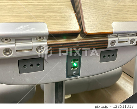 イタリア高速鉄道・フレッチャロッサETR500　座席の電源コンセント 128511315