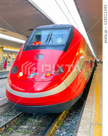 フィレンツェに到着したイタリア高速鉄道・フレッチャロッサETR500 フィレンツェに到着したイタリア高速鉄道・フレッチャロッサETR500 128511345