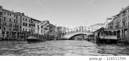 ヴェネチア　ゴンドラ運河巡り 128511704