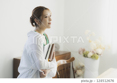 ノートパソコンを使うメガネをかけた女性　 128512676