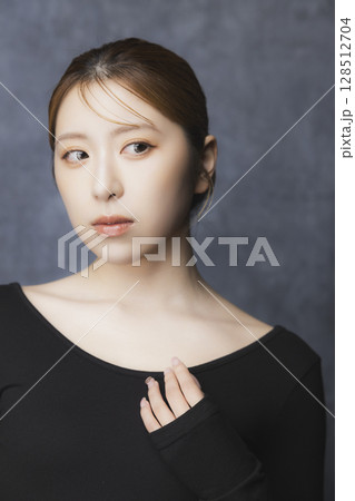 黒バックのビューティポートレート 黒バックのビューティポートレート 128512704