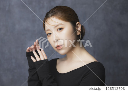 黒バックのビューティポートレート 　 128512708