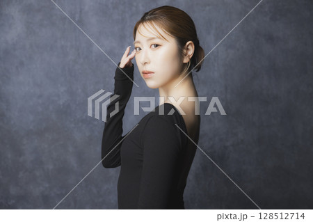 黒バックのビューティポートレート 黒バックのビューティポートレート 128512714