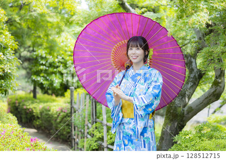 和傘を持つ浴衣の女性 和傘を持つ浴衣の女性 128512715