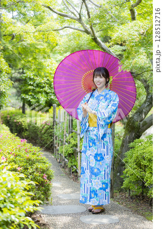 和傘を持つ浴衣の女性 128512716
