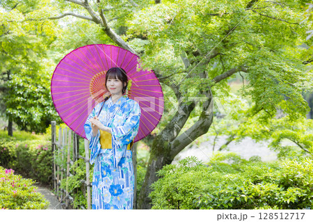 和傘を持つ浴衣の女性 和傘を持つ浴衣の女性 128512717