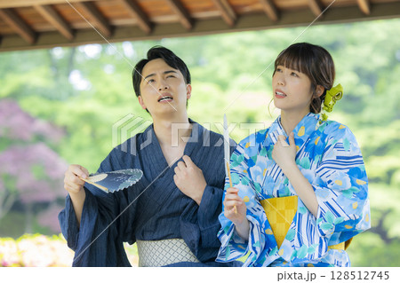 浴衣でデートをする男女 浴衣でデートをする男女 128512745