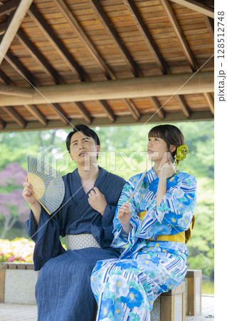 浴衣でデートをする男女 128512748
