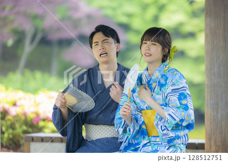 浴衣でデートをする男女 128512751