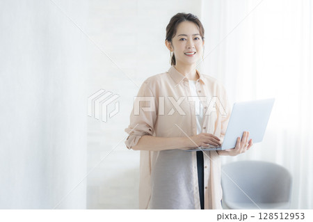 オフィスで働く女性 128512953