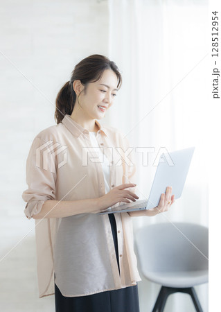 オフィスで働く女性 128512954