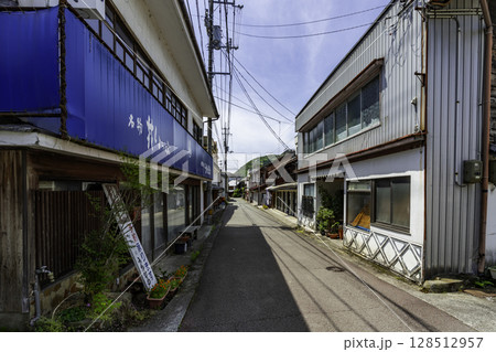 津島町岩松 本通りの町並み 愛媛県宇和島市 津島町岩松 本通りの町並み 愛媛県宇和島市 128512957