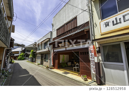 津島町岩松 本通りの町並み 愛媛県宇和島市 津島町岩松 本通りの町並み 愛媛県宇和島市 128512958