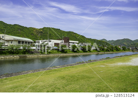 津島町岩松　宇和島市立岩松公民館と岩松川　愛媛県宇和島市 128513124