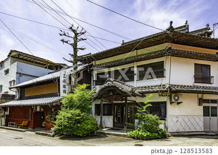 津島町岩松　本通りの町並み　三好旅館　愛媛県宇和島市 128513583