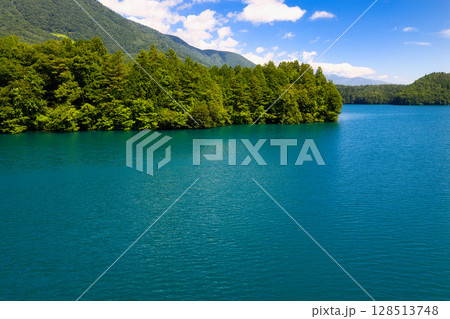 緑に包まれた夏の青木湖　長野県大町市（ドローンによる空撮） 128513748
