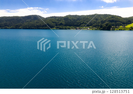 緑に包まれた夏の青木湖 長野県大町市(ドローンによる空撮) 緑に包まれた夏の青木湖 長野県大町市(ドローンによる空撮) 128513751