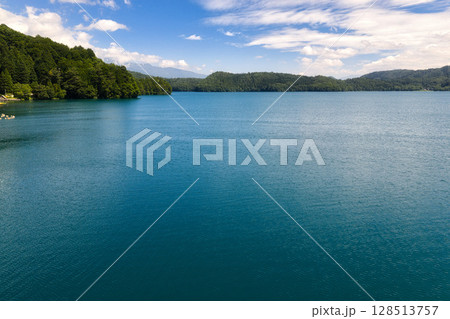 緑に包まれた夏の青木湖　長野県大町市（ドローンによる空撮） 128513757