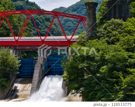 姫川第二ダムの放水と赤い鉄橋　長野県白馬村（ドローンによる空撮） 128513775