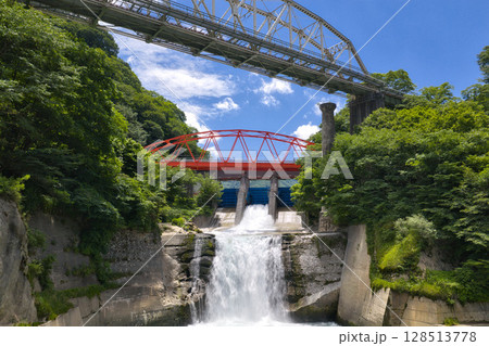姫川第二ダムの放水と赤白二つの鉄橋　長野県白馬村（ドローンによる空撮） 128513778