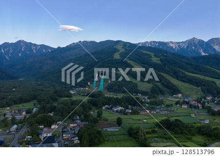 夏の早朝の白馬連峰とスキージャンプ台 長野県白馬村(ドローンによる空撮) 夏の早朝の白馬連峰とスキージャンプ台 長野県白馬村(ドローンによる空撮) 128513796
