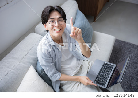 リビングでパソコンをする男性の俯瞰のカメラ目線　ポイントのオススメのポーズ 128514148