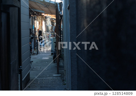 京都西陣の町屋の路地を撮影 京都西陣の町屋の路地を撮影 128514809