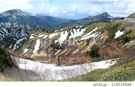 横手山から眺める雪解けの志賀高原のパノラマビュー 128514888