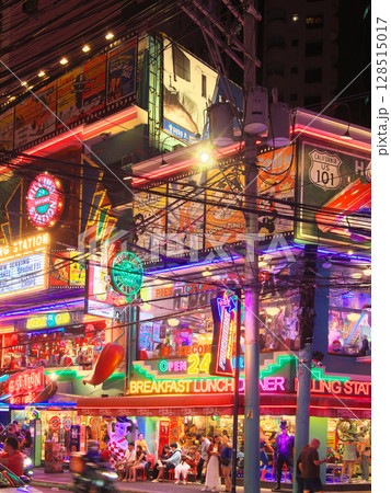 躍動するフィリピン - 賑わうマニラ・ブルゴス通りの夕景 　都市景観（2025年5月） 128515017