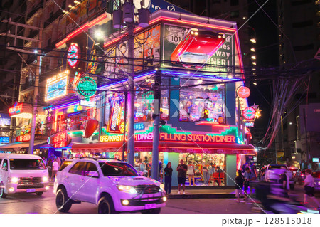 躍動するフィリピン - 賑わうマニラ・ブルゴス通りの夕景 　都市景観（2025年5月） 128515018