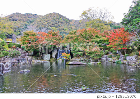 大分県中津市の耶馬渓ダム記念公園渓石園の紅葉 128515070