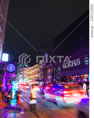躍動するフィリピン - 賑わうマニラ・ブルゴス通りの夕景 　都市景観（2025年6月） 128515092