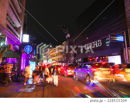 躍動するフィリピン - 賑わうマニラ・ブルゴス通りの夕景 　都市景観（2025年6月） 128515104