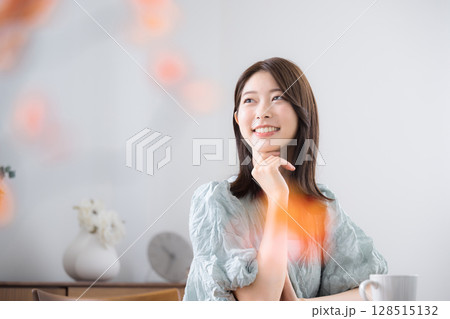 笑顔で顎に手を当てて考える若いかわいい20代のワンピースを着た女性 見上げる 笑顔で顎に手を当てて考える若いかわいい20代のワンピースを着た女性 見上げる 128515132