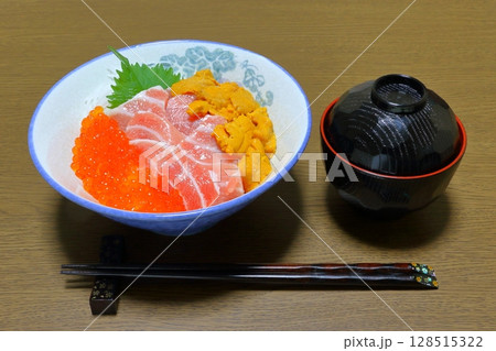 海鮮丼（ウニ・大トロ・イクラ） 128515322