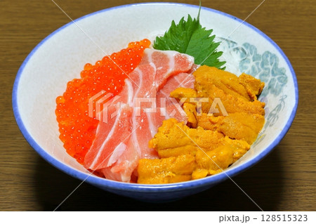 海鮮丼(ウニ・大トロ・イクラ) 海鮮丼(ウニ・大トロ・イクラ) 128515323