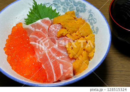 海鮮丼（ウニ・大トロ・イクラ） 128515324
