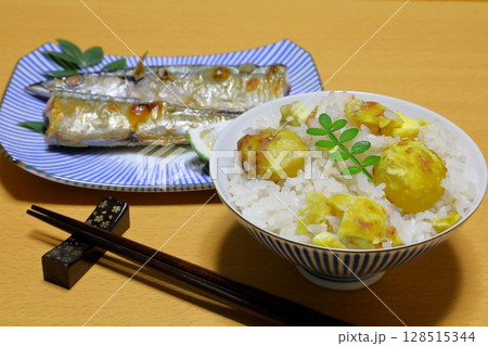 栗ご飯と焼きサンマ（秋の味覚イメージ） 128515344