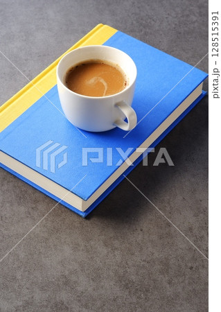 淹れたてのコーヒーを飲みながら、のんびり読書を楽しんでいるイメージ 淹れたてのコーヒーを飲みながら、のんびり読書を楽しんでいるイメージ 128515391
