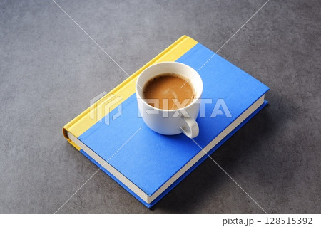 淹れたてのコーヒーを飲みながら、のんびり読書を楽しんでいるイメージ 128515392