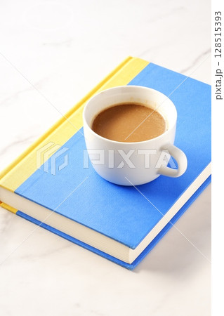 淹れたてのコーヒーを飲みながら、のんびり読書を楽しんでいるイメージ 淹れたてのコーヒーを飲みながら、のんびり読書を楽しんでいるイメージ 128515393