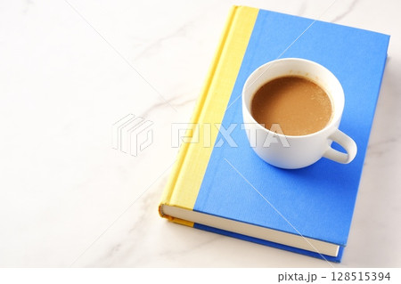 淹れたてのコーヒーを飲みながら、のんびり読書を楽しんでいるイメージ 淹れたてのコーヒーを飲みながら、のんびり読書を楽しんでいるイメージ 128515394