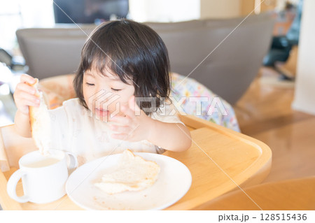 自宅で朝食を食べる日本人の幼児 自宅で朝食を食べる日本人の幼児 128515436