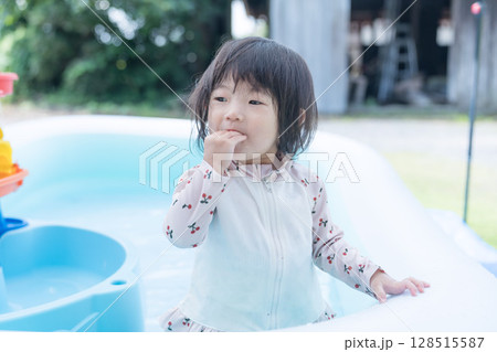 庭のプールで遊ぶ日本人の幼児 128515587
