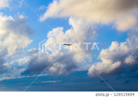 上空を飛ぶ飛行機 上空を飛ぶ飛行機 128515604