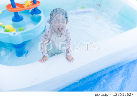 庭のプールで遊ぶ日本人の幼児 128515627