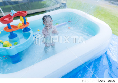 庭のプールで遊ぶ日本人の幼児 128515630