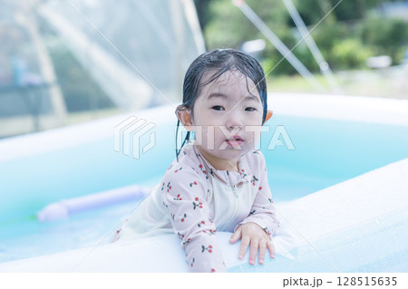 庭のプールで遊ぶ日本人の幼児 128515635