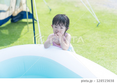 庭のプールで遊ぶ日本人の幼児 128515638